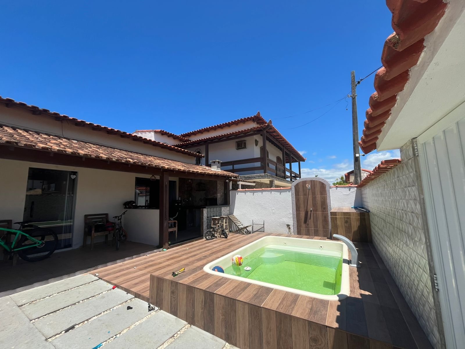 CASA COM 4 QUARTOS E PISCINAS NOS UBÁS R$ 420.000