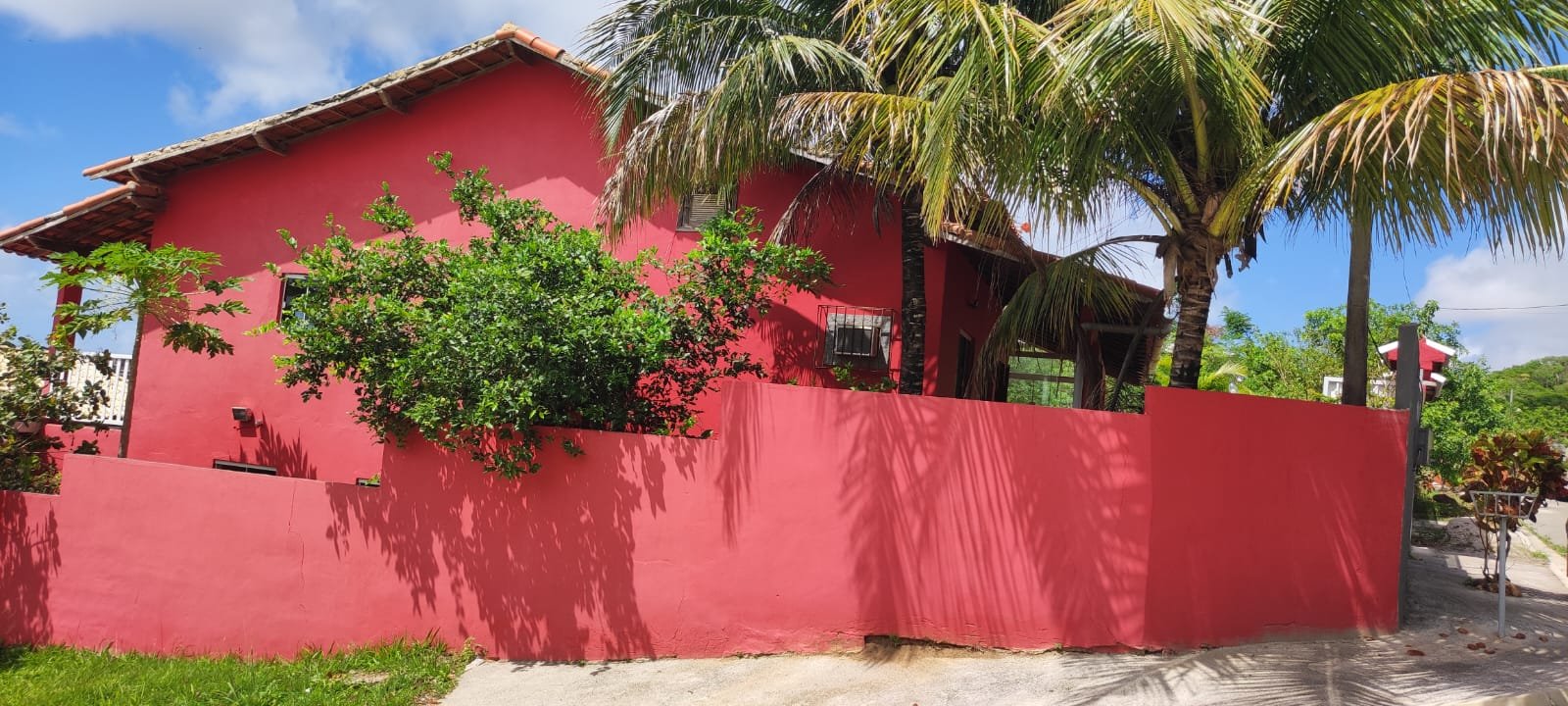 EXCELENTE IMÓVEL COM DUAS CASAS, PISCINA E ÁREA GOURMET