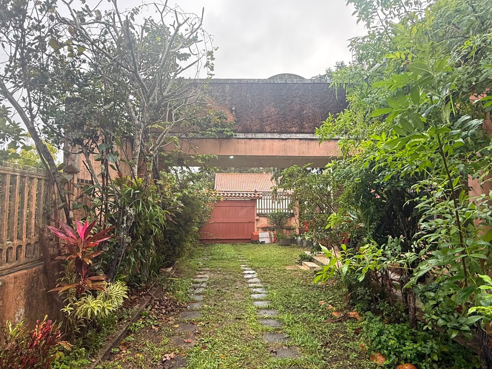 CASA À VENDA EM CIDADE NOVA Á 100m da Praia