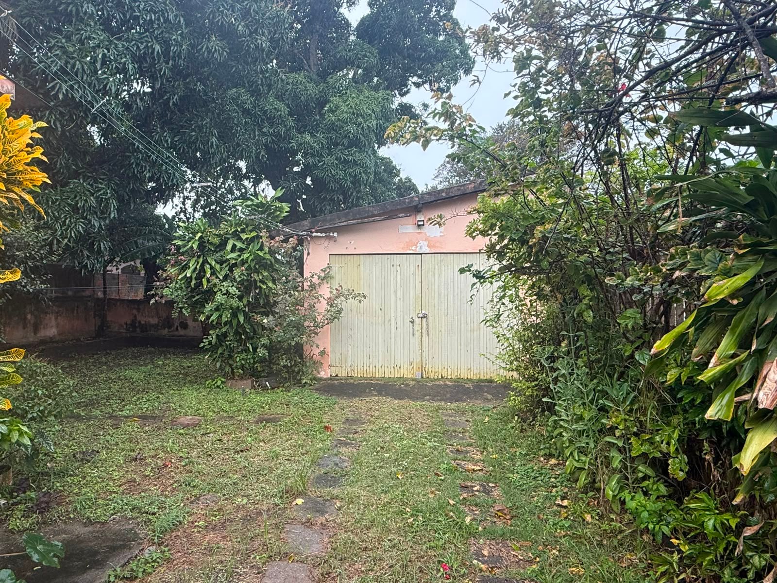 CASA À VENDA EM CIDADE NOVA Á 100m da Praia
