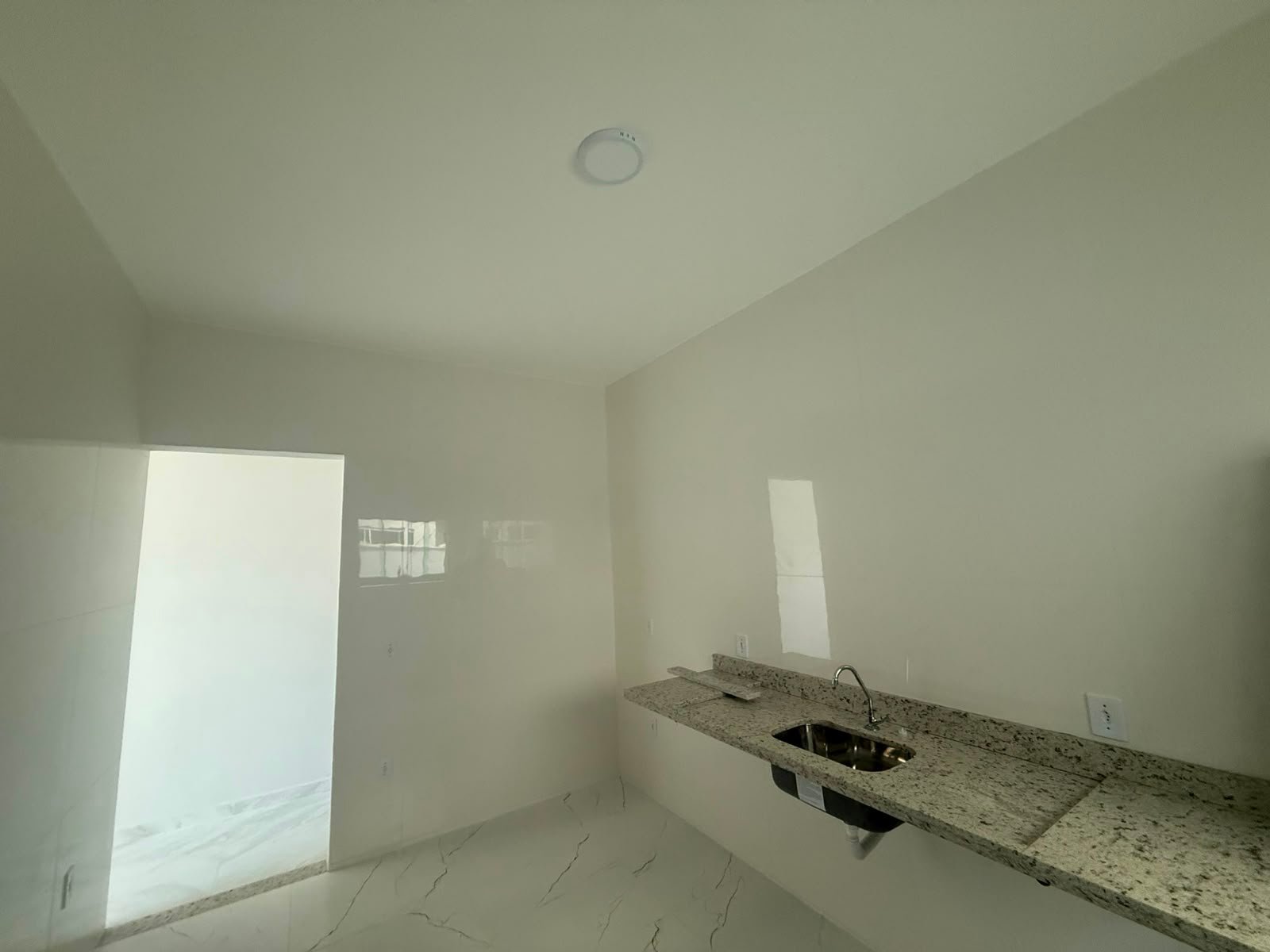 CASA MODERNA COM ACABAMENTO DE ALTO PADRÃO E 225M² DE TERRENO – R$ 380.000
