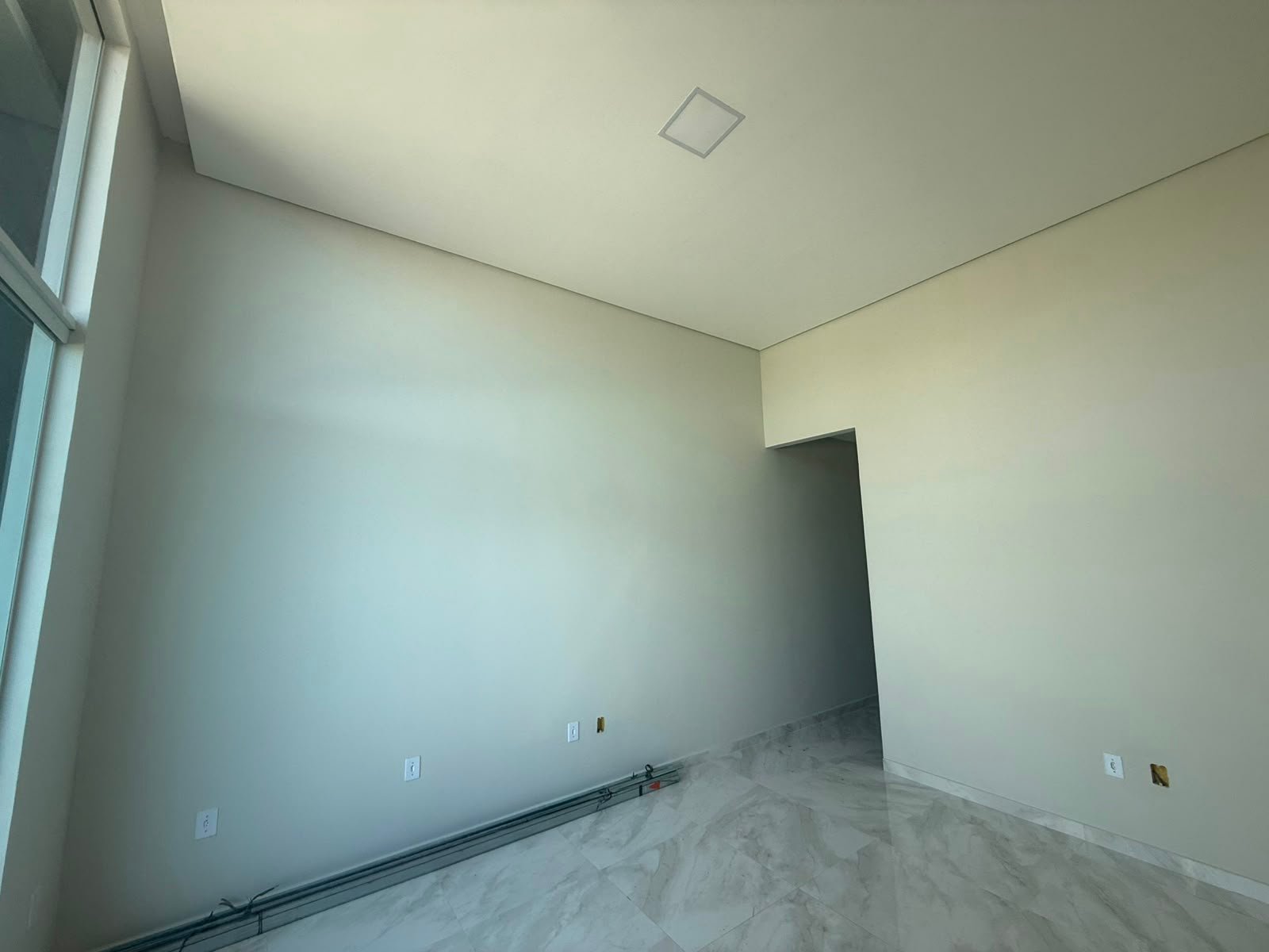 CASA MODERNA COM ACABAMENTO DE ALTO PADRÃO E 225M² DE TERRENO – R$ 380.000