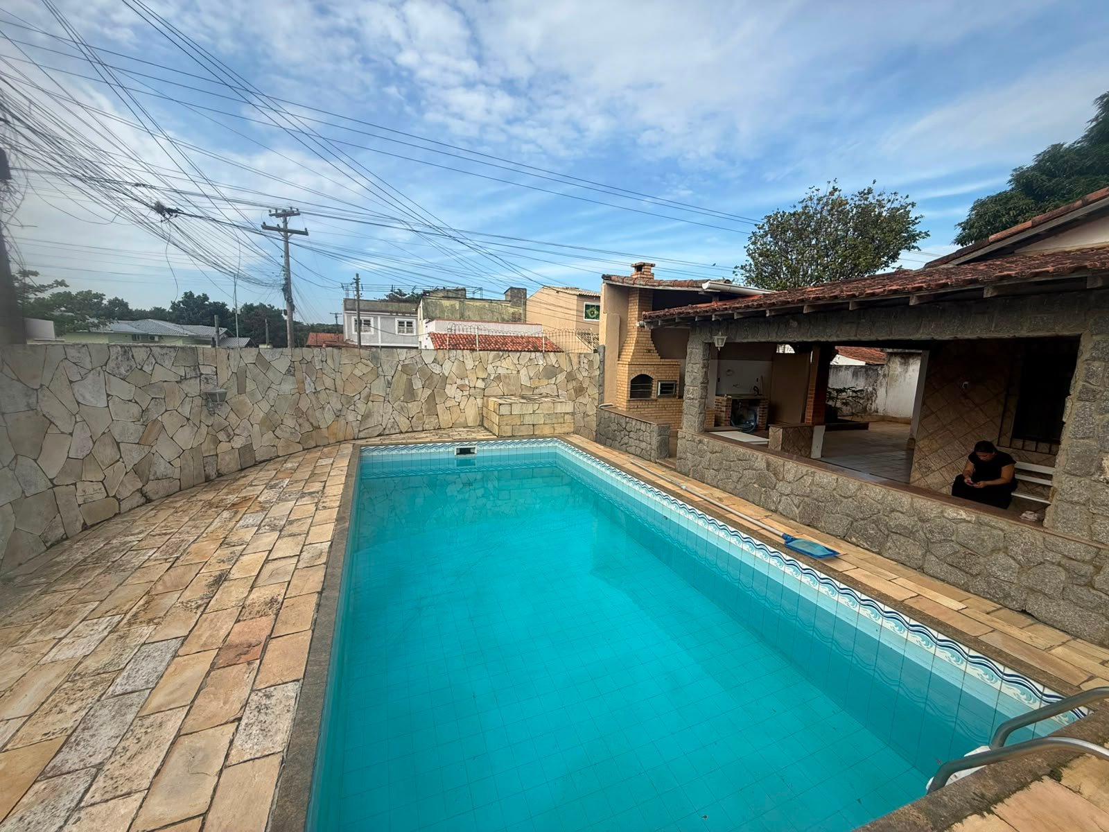 EXCELENTE CASA COM 4 QUARTOS, PISCINA E EDÍCULA ATRÁS - CIDADE NOVA